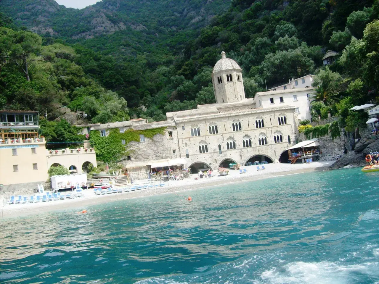 Abbazia di San Fruttuoso, Portofino: un gioiello incastonato tra mare e montagna, con la sua spiaggia e il mare cristallino.