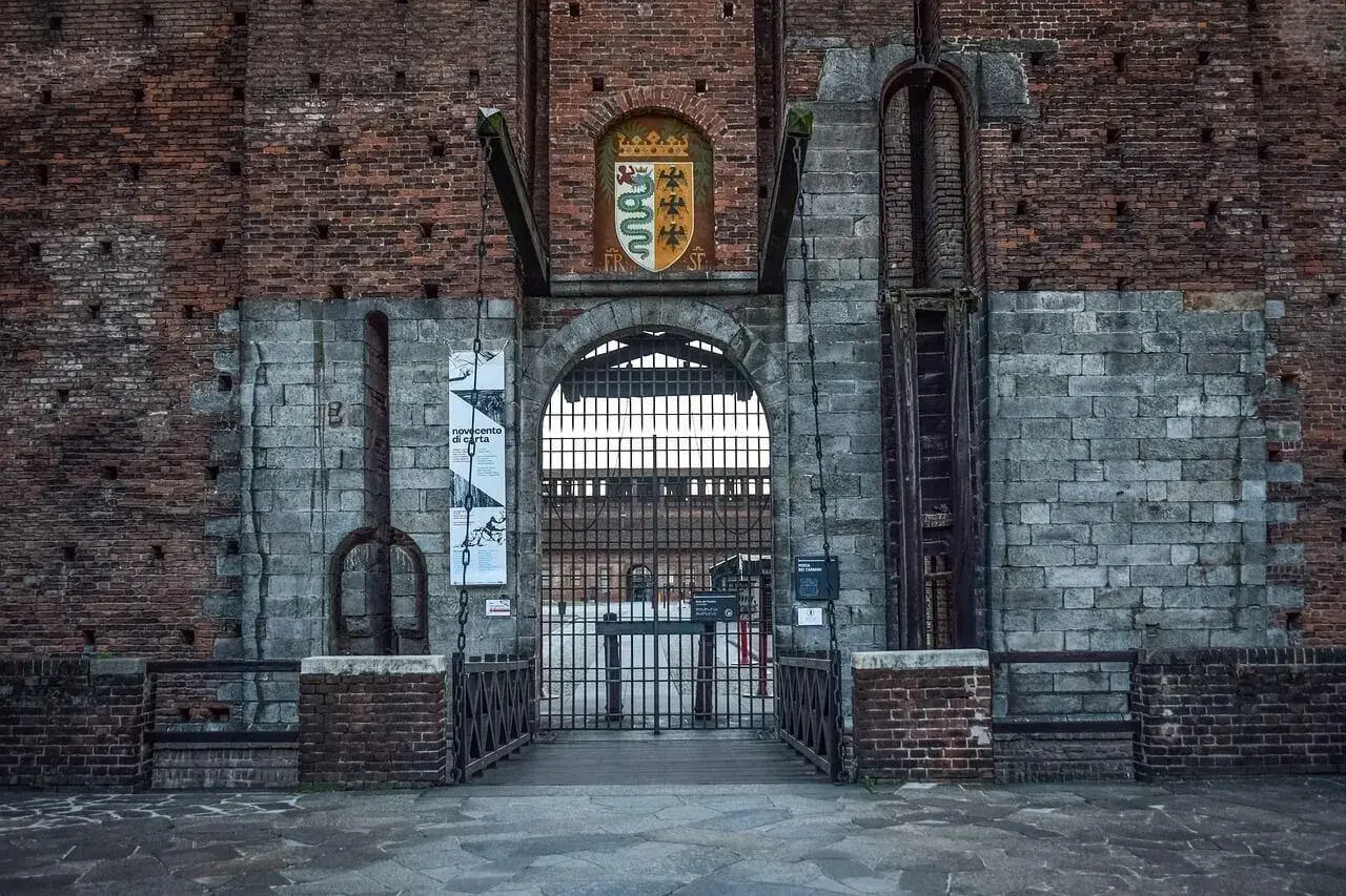 Ingresso principale del Castello Sforzesco con stemma e ponte levatoio.