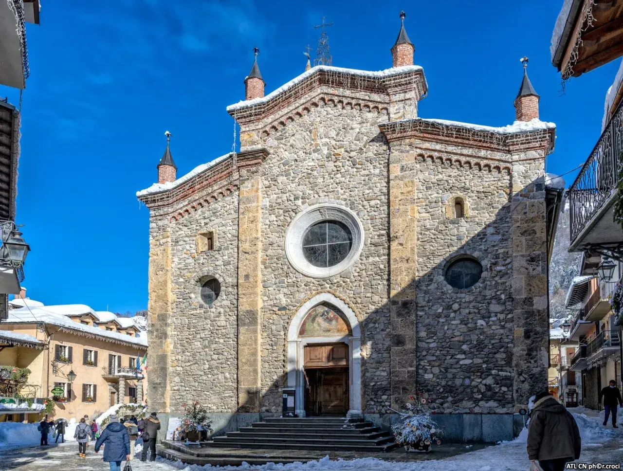Chiesa in pietra a Limone Piemonte, cosa vedere: un borgo innevato con architettura alpina e un'atmosfera incantevole.