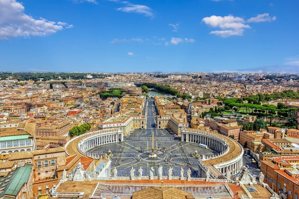 Vista aerea di Piazza San Pietro e della città di Roma, un luogo perfetto per un giro delle 7 chiese.