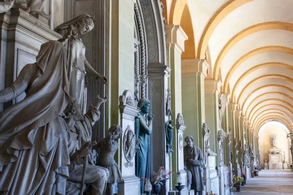 Sculture e archi definiscono questo cimitero monumentale. Un'elegante galleria coperta ospita monumenti funerari e statue.