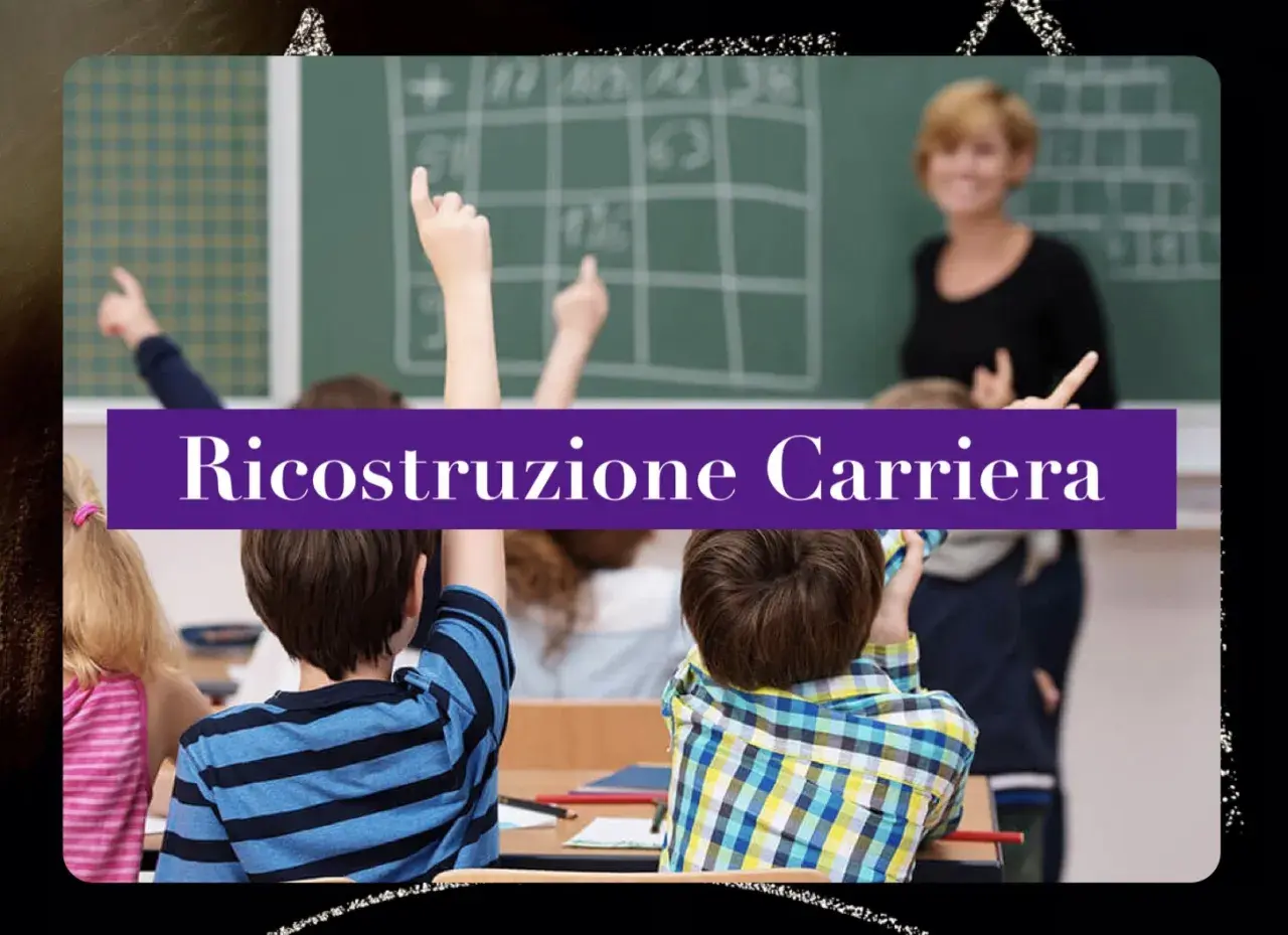 Aula con bambini che alzano la mano, insegnante sorridente. Testo: Ricostruzione Carriera Docenti.