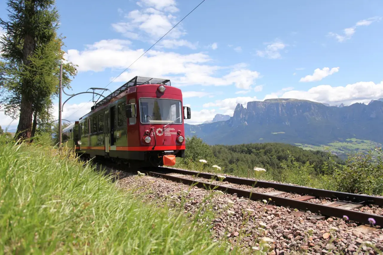 Il trenino del Renon attraversa un paesaggio alpino mozzafiato. Scopri come arrivare per goderti questo viaggio panoramico.