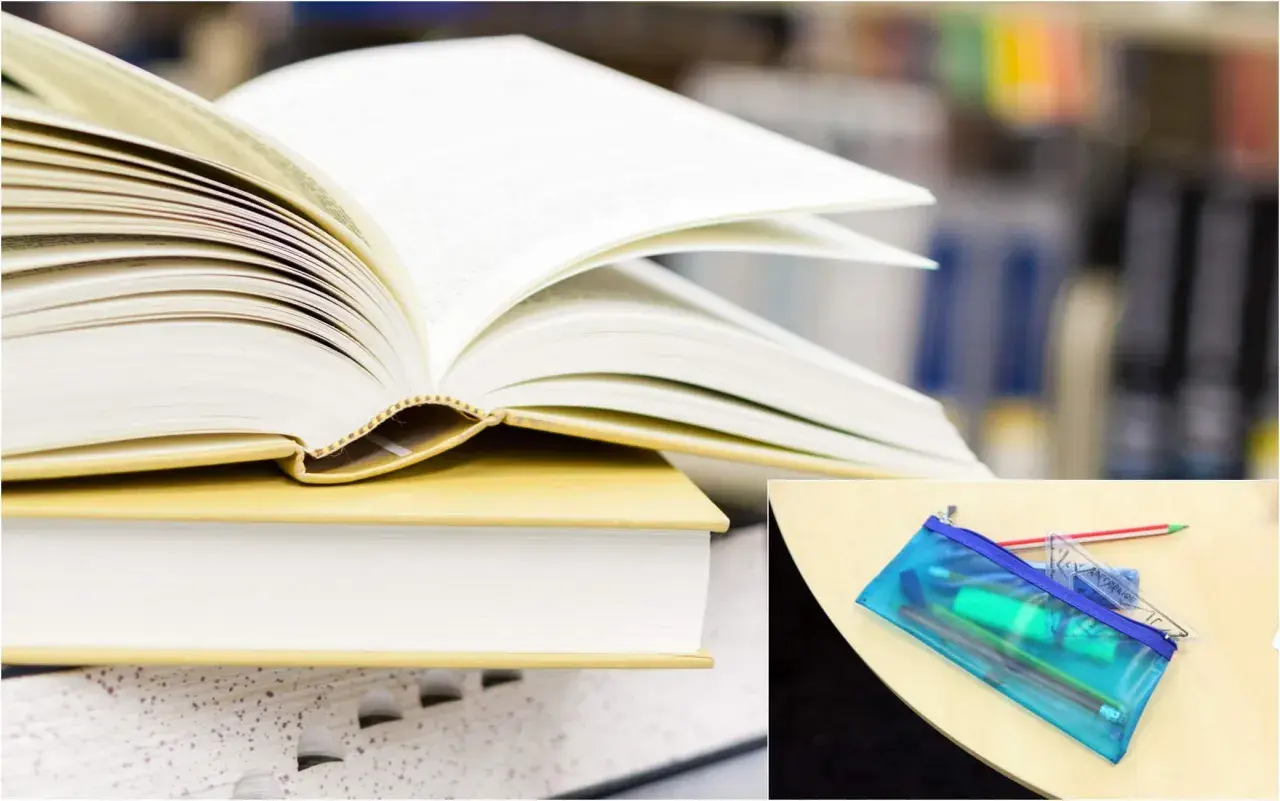 Libri aperti e una bustina trasparente con matite e righello, un vero bonus libri per lo studio.