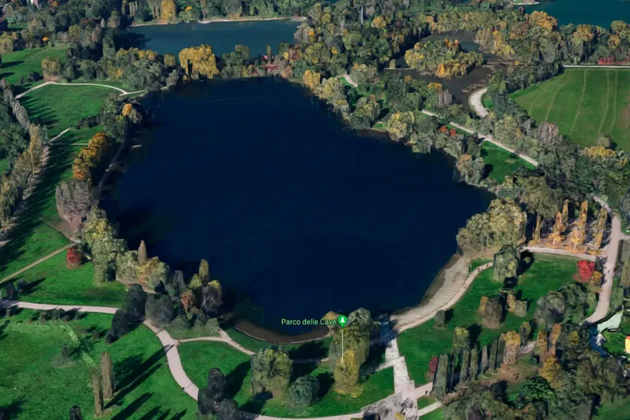 Vista aerea del Parco delle Cave con laghi, alberi autunnali e sentieri verdi.