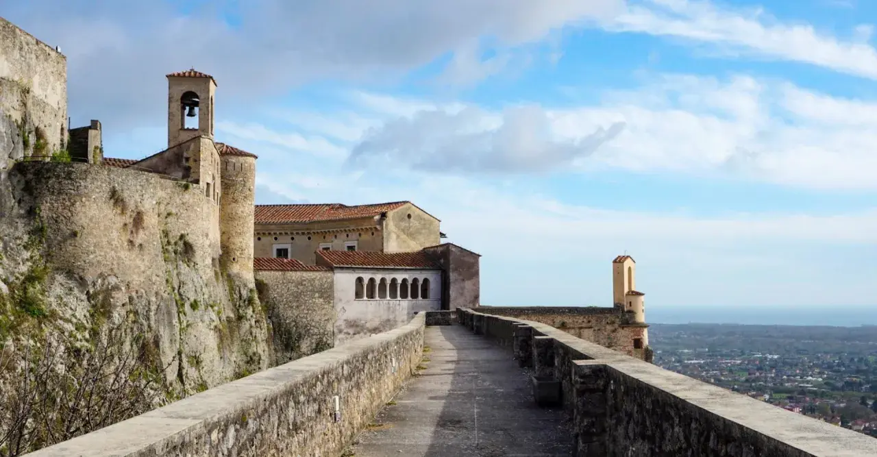 Antico borgo arroccato su una collina, con un campanile e un panorama mozzafiato. C'è **massa cosa vedere** in questo luogo storico.
