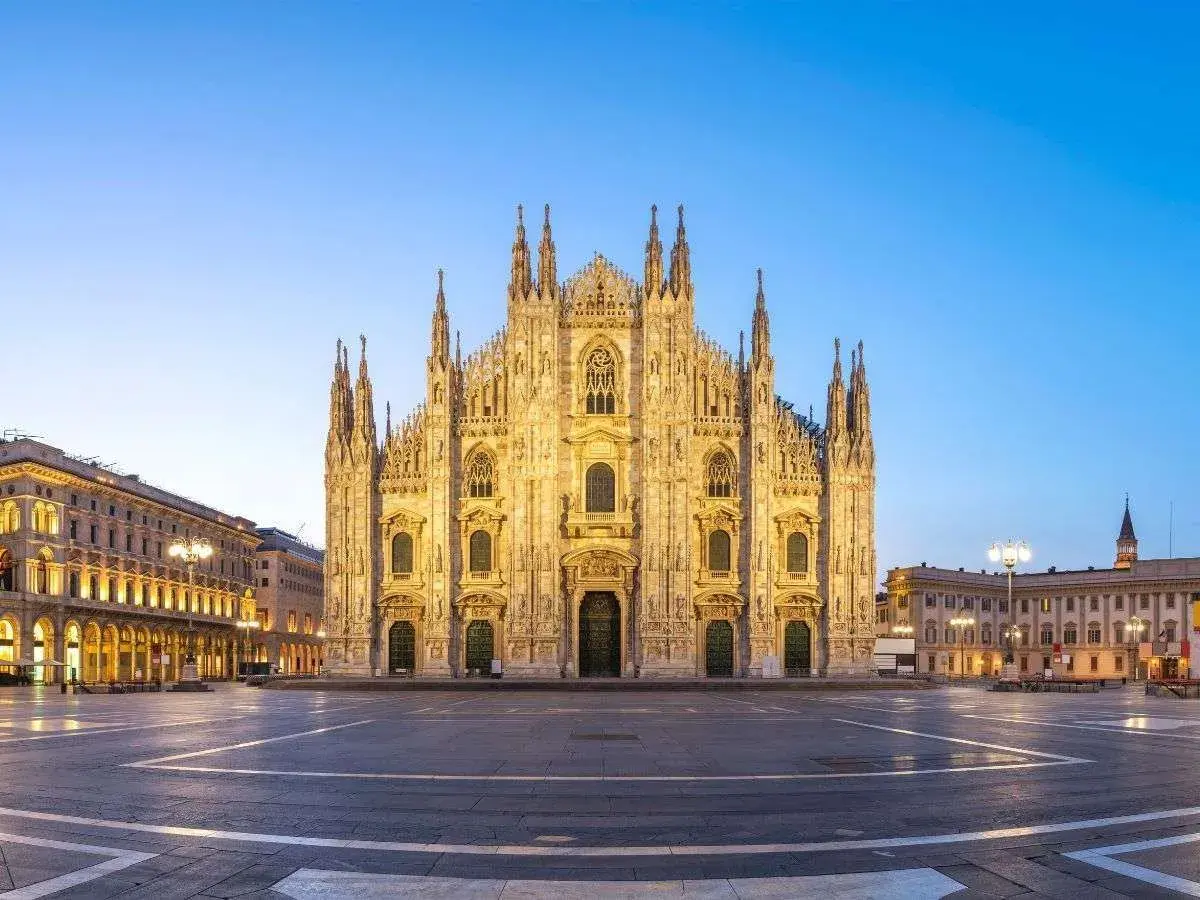 Il Duomo di Milano spiegato ai bambini: una cattedrale gotica con tante guglie, come un castello di fiaba, che domina la piazza.