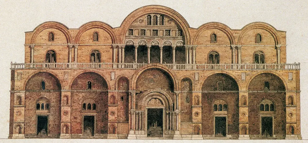Facciata della chiesa San Marco, con archi, colonne e mattoni a vista.
