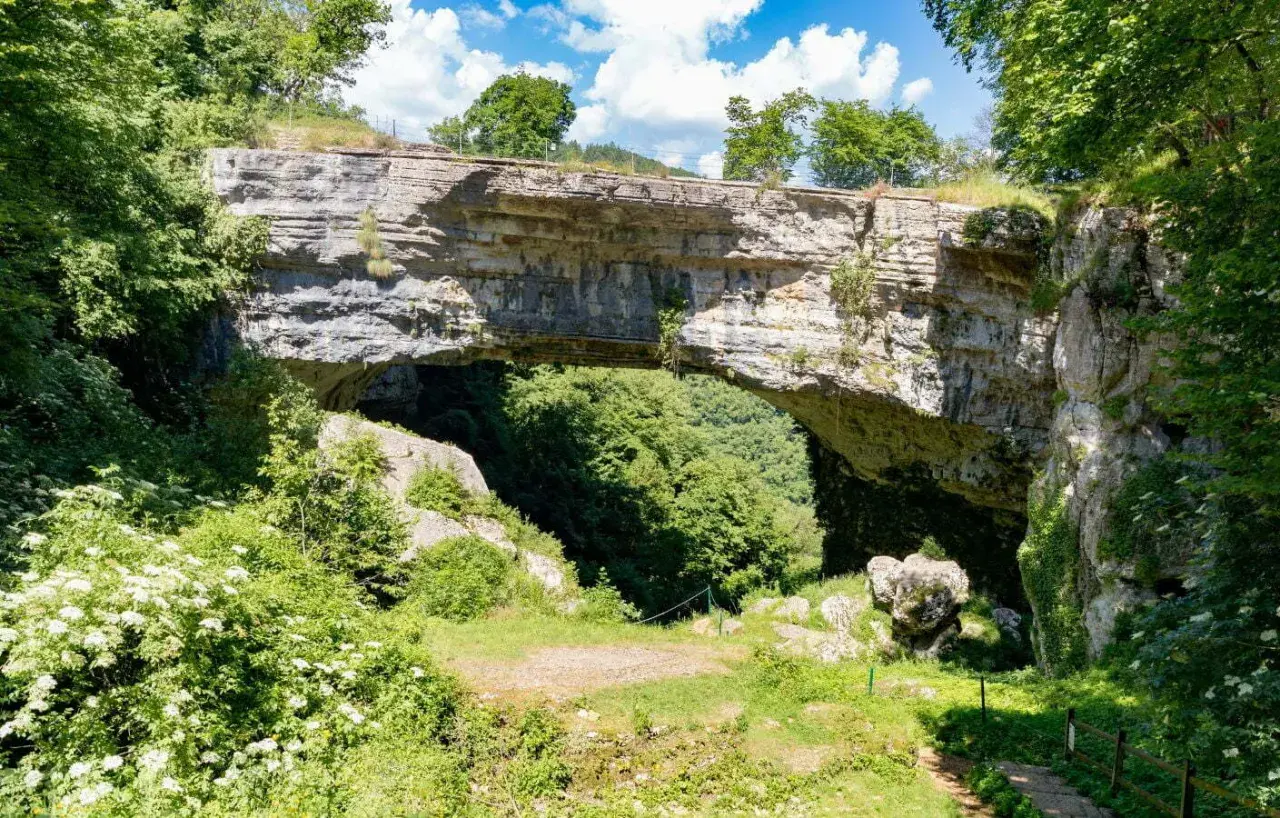 Il ponte di Veja, un arco naturale imponente, si staglia tra la vegetazione lussureggiante.