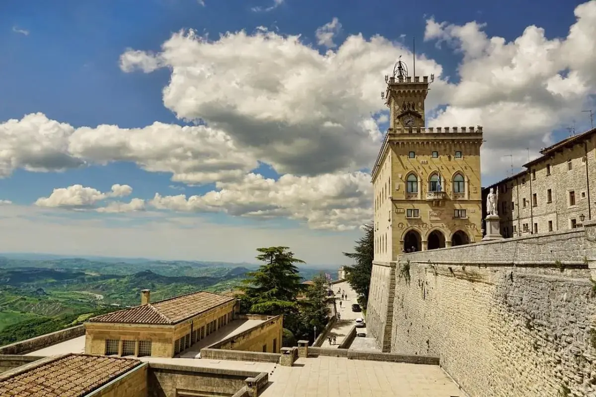 Torre del Campanone e Palazzo Pubblico, un invito a visitare San Marino con vista panoramica mozzafiato sulle colline.