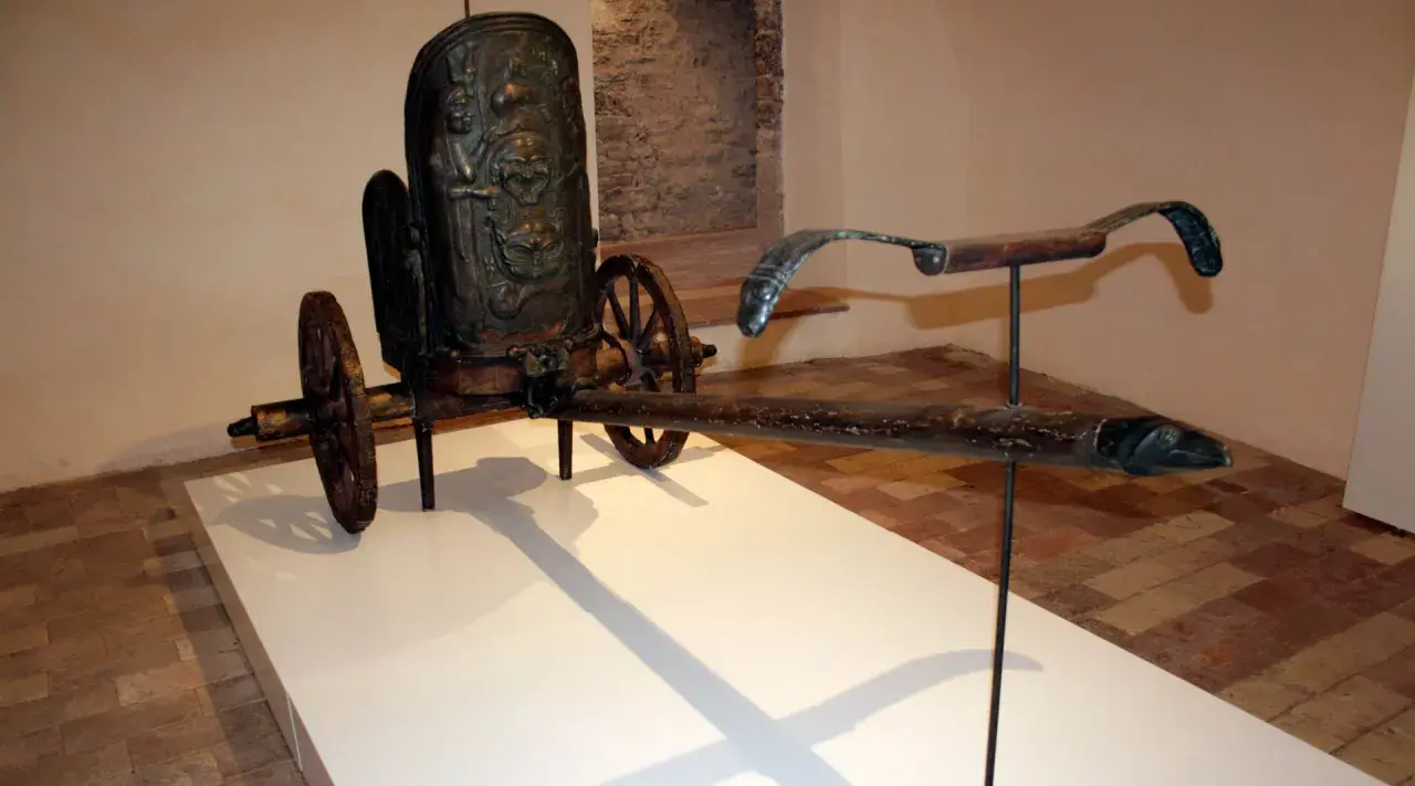 Carro funerario di bronzo, ritrovato a Monteleone di Spoleto, con decorazioni a maschere teatrali.