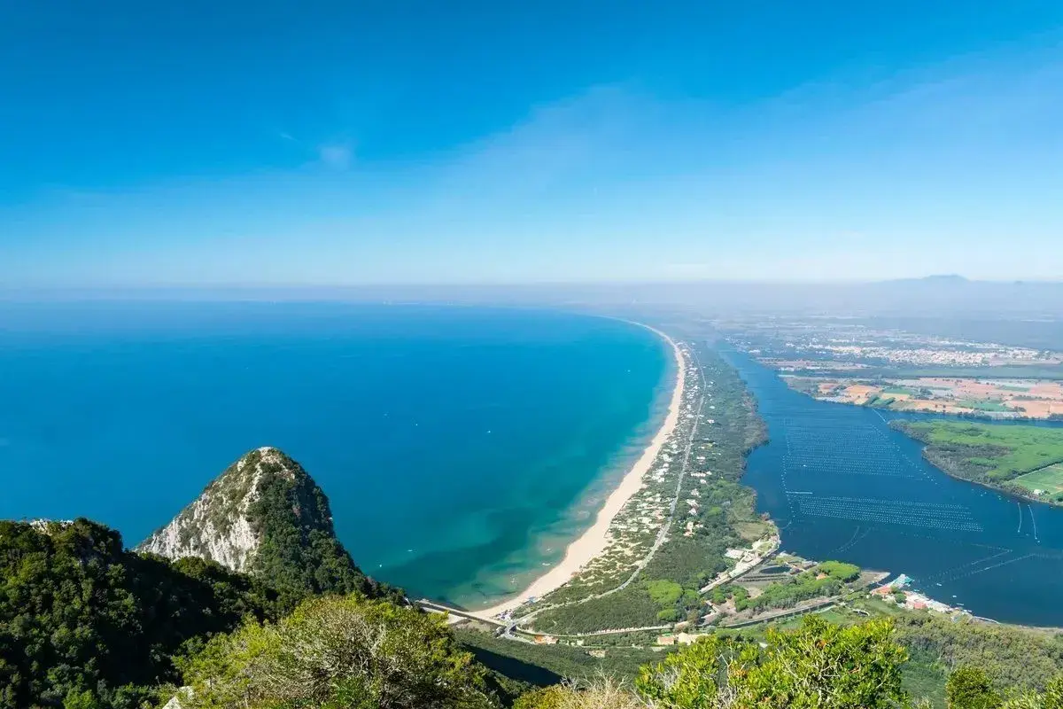 Vista aerea del promontorio del Circeo, dove si trova questo splendido tratto di costa laziale con mare azzurro, spiaggia dorata e un lago costiero.