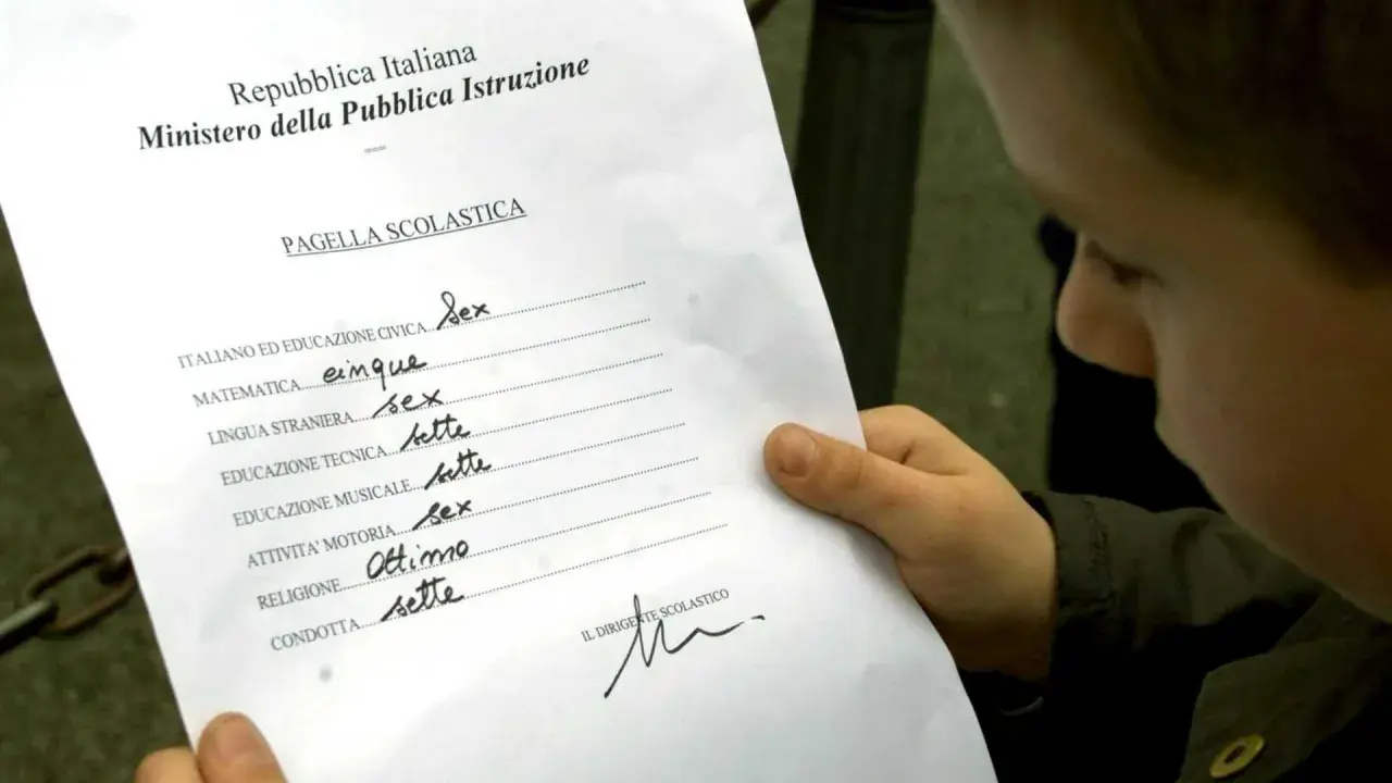 Pagella scolastica con voti. La condotta è "sette", un voto che fa riflettere.