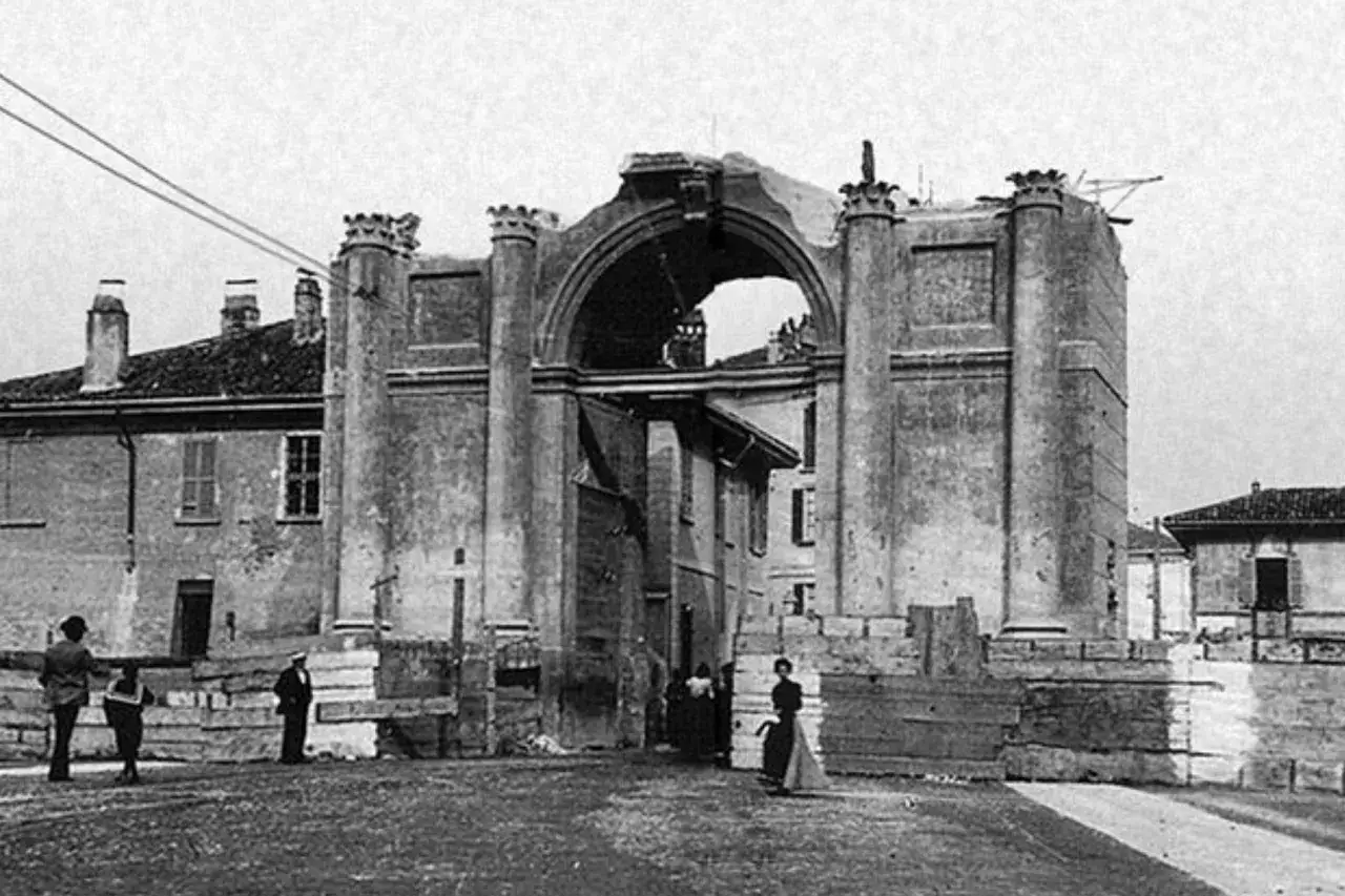Antica Porta Vercellina a Milano, con persone che passeggiano.