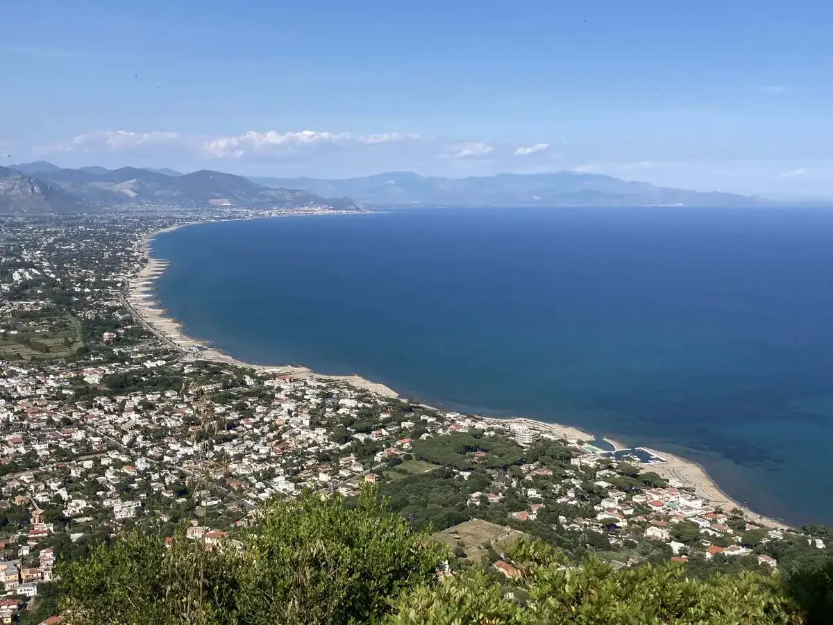 Vista panoramica del promontorio del Circeo, dove si trova questo splendido tratto di costa laziale con mare blu e case bianche.