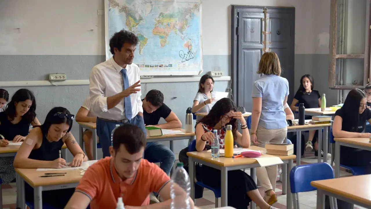 Studenti concentrati durante le prove Invalsi, un momento importante e obbligatorio per la valutazione del sistema scolastico.