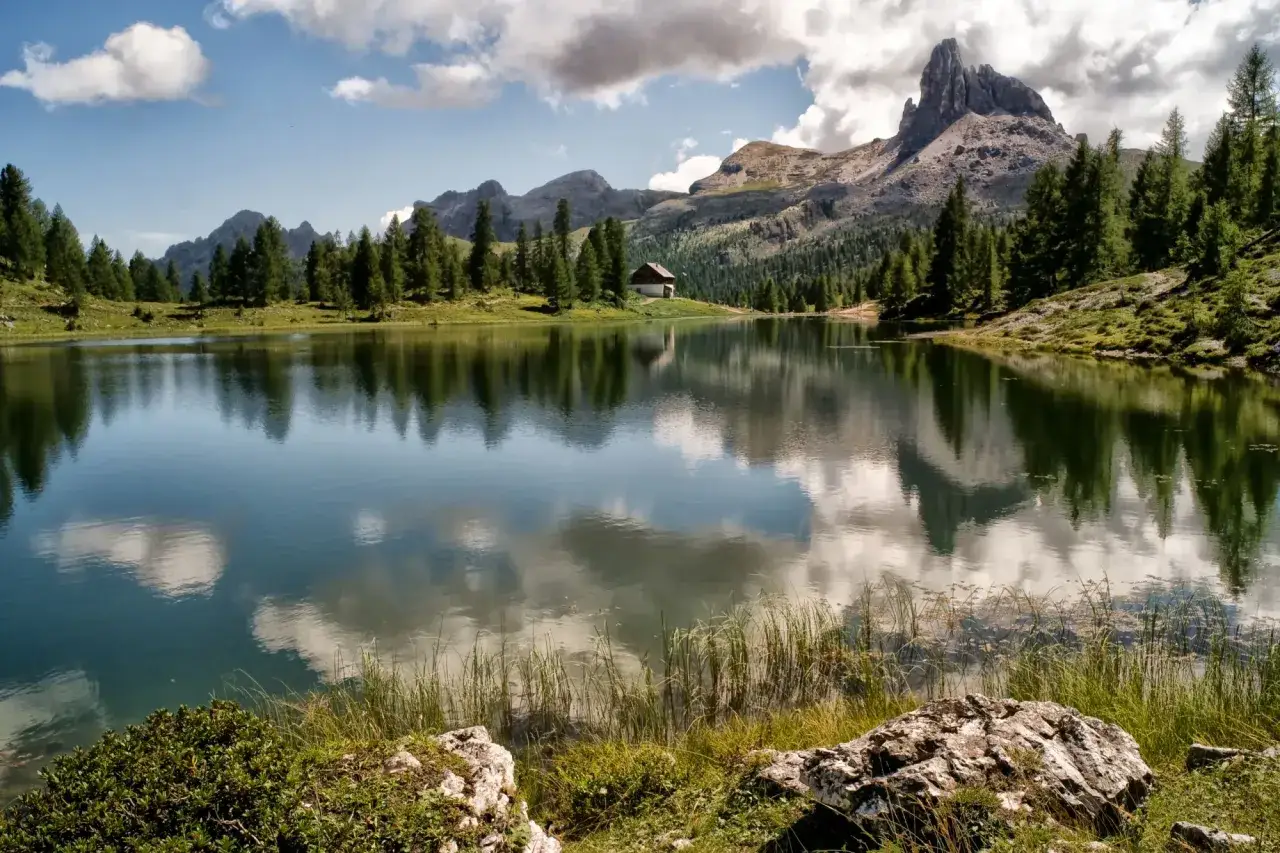 Lago alpino con rifugi e montagne maestose, uno dei paesi pi&ugrave; belli del Cadore.