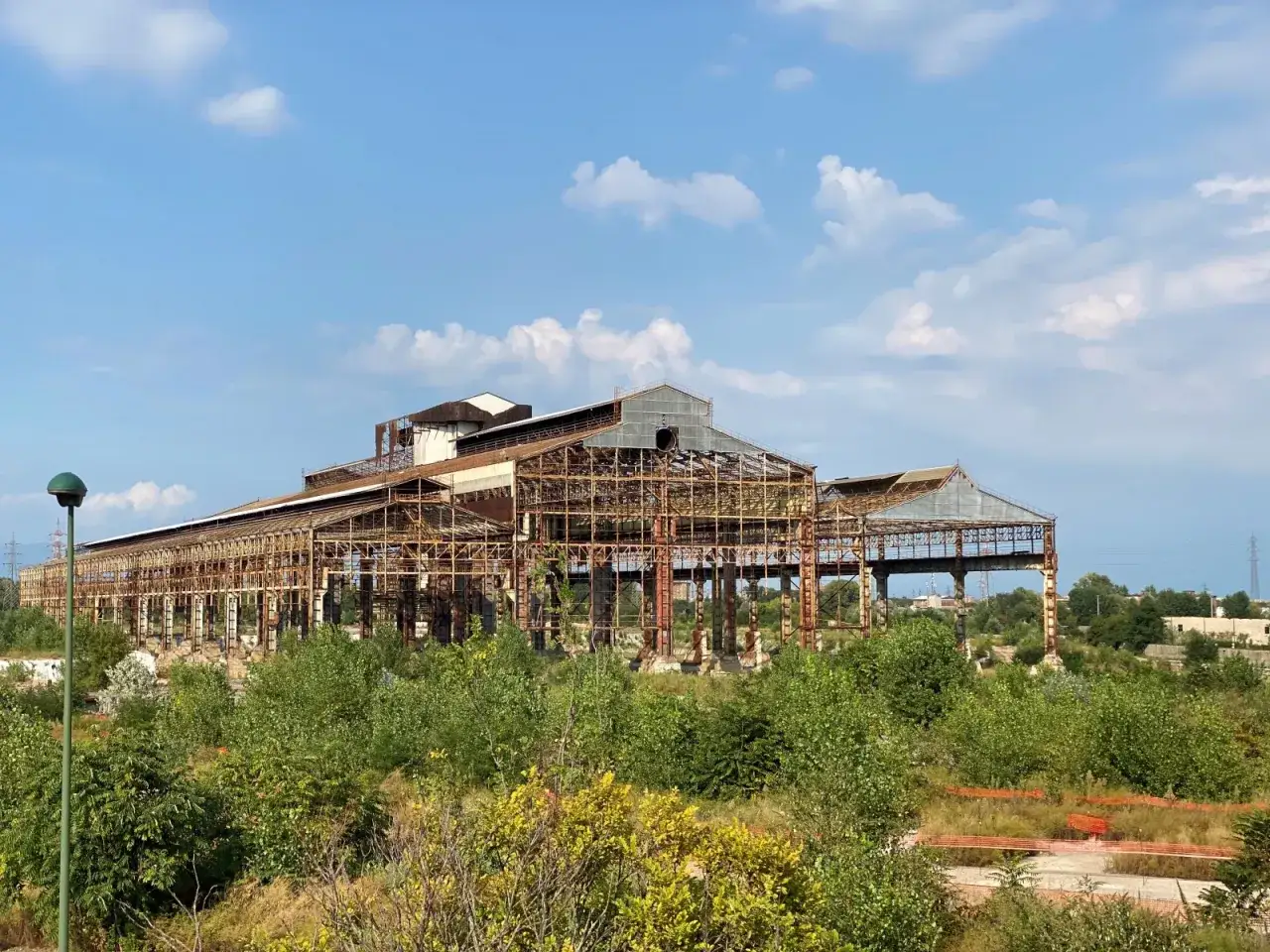 Fabbrica abbandonata, un esempio di archeologia industriale da scoprire tra le cose da vedere a Sesto San Giovanni.
