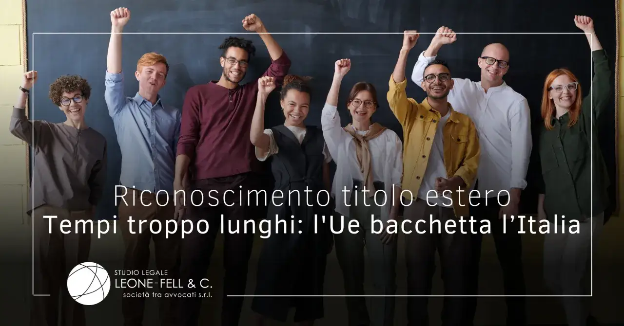 Giovani con pugni alzati celebrano il riconoscimento del tfa sostegno estero riconosciuto MIUR. L'UE critica l'Italia per i tempi lunghi.