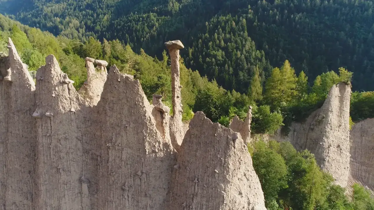 Piramide di Segonzano, un luogo unico da scoprire nel Val di Cembra. Formazioni rocciose naturali che sembrano sculture.