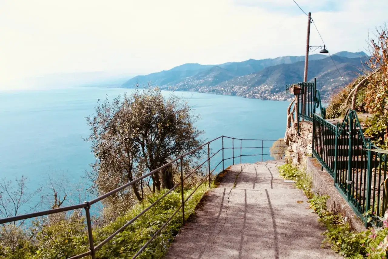 Sentiero panoramico con vista sul mare e sulle colline, ideale per scoprire cosa vedere a Portofino.