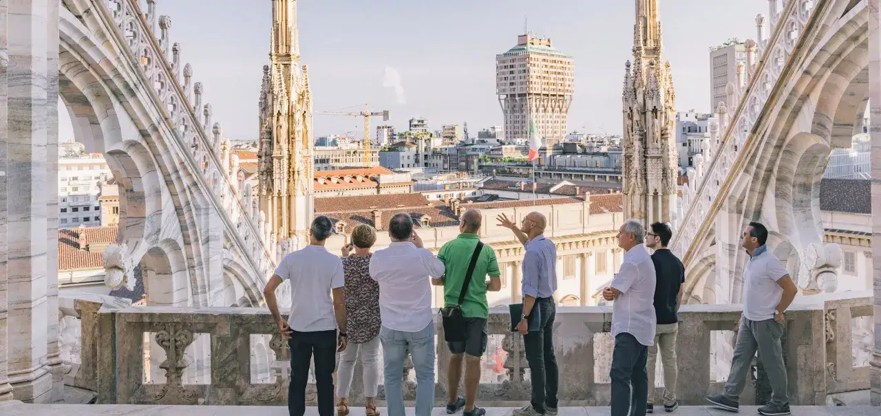 Un gruppo osserva il panorama da un tetto, un modo divertente per il duomo di Milano spiegato ai bambini.