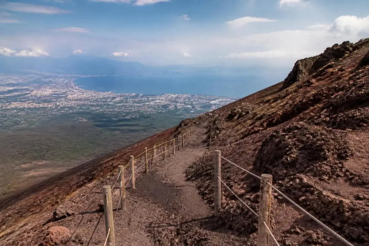 Sentiero sul Vesuvio, con vista sulla costa e la citt&agrave;. Il parco nazionale del Vesuvio offre panorami mozzafiato.