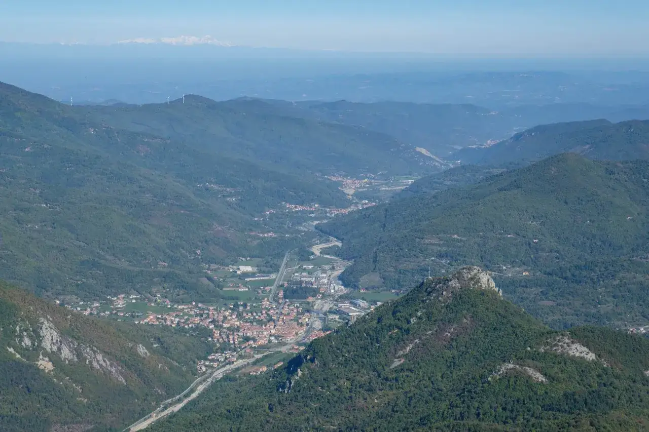Panoramica mozzafiato di Garessio dall'alto, con il paese incastonato tra le verdi montagne. L'altitudine rivela la bellezza del paesaggio.