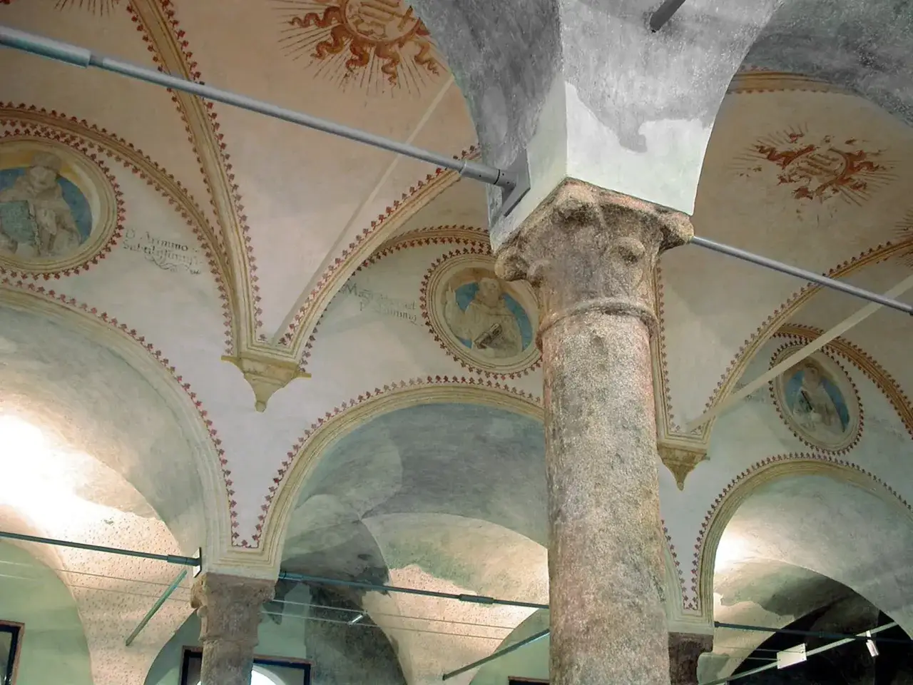Volte affrescate e un capitello nel chiostro dell'Incoronata a Milano.