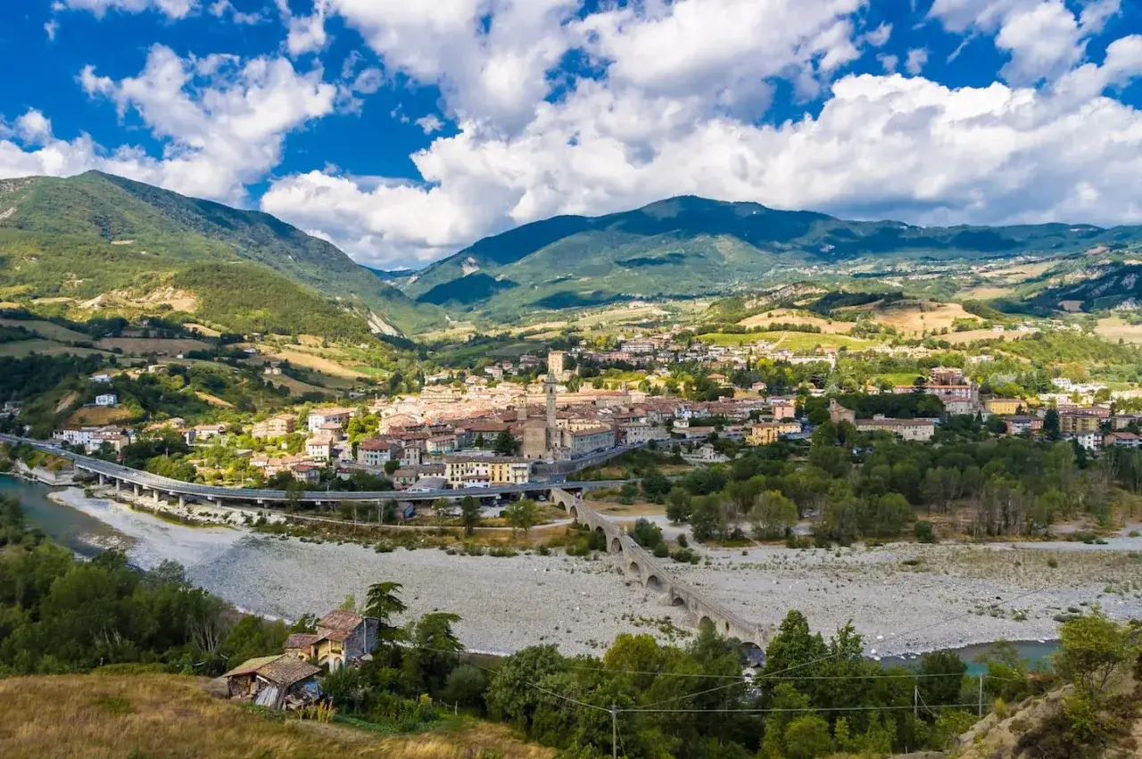 Panoramica della Val Trebbia con il borgo storico, il fiume e i ponti. Un luogo incantevole da scoprire.
