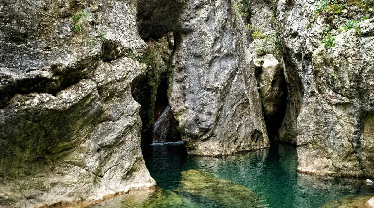 Gola rocciosa con acqua cristallina e una cascata nascosta. Un luogo magico dove il parrano cosa vedere &egrave; la natura stessa.