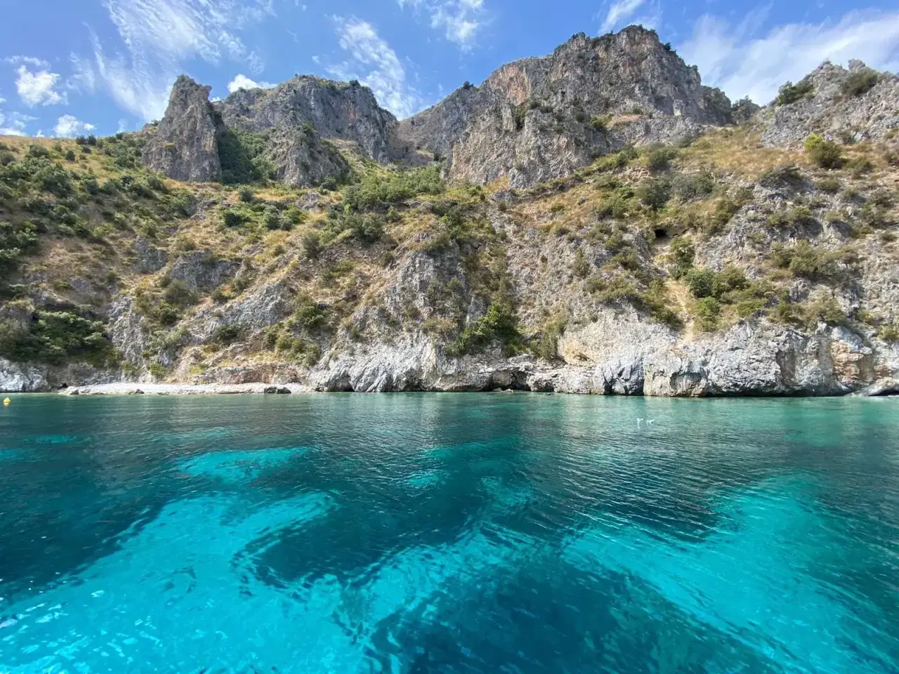 Acque cristalline e scogliere imponenti caratterizzano la spiaggia di Marina di Camerota, un vero paradiso naturale.