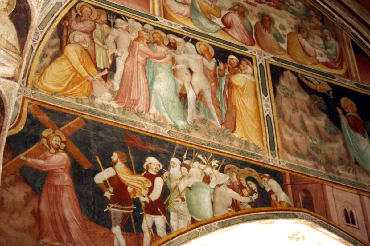 Affreschi nella abbazia di Viboldone: Cristo porta la croce, la deposizione e altre scene sacre.