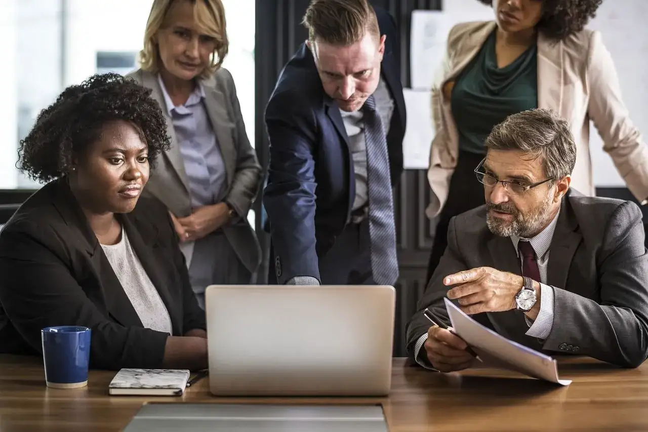 Team di professionisti discute un progetto, forse in vista di un concorso dirigenti tecnici.