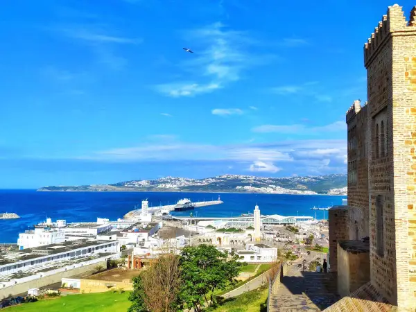 Vista panoramica di Tangeri: il porto, il mare blu e un'antica fortezza. Un luogo ricco di storia e cose da vedere.